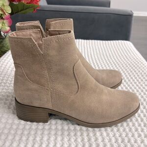 Frye & Co Tan Estreley Ankle Boots. Size 7.5